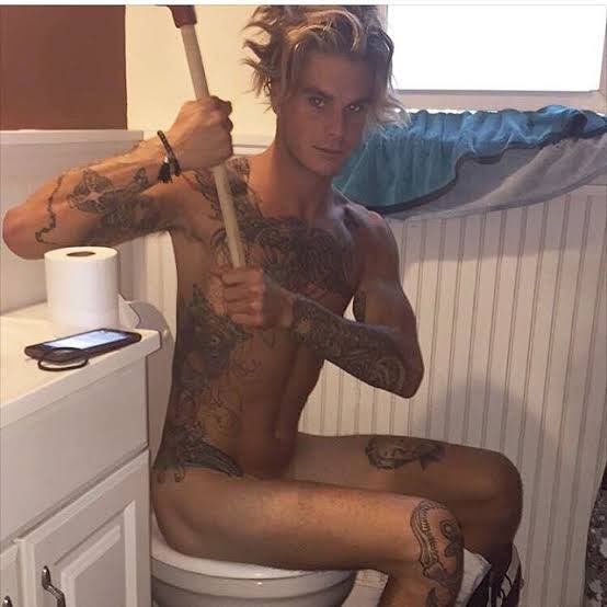 DinoJuzz's tweet photo. @RuPaulsDragRace I’ve cracked the platinum plunger secret!!! When you get the platinum plunger you also get  a night with Anthony Defalco to come clean your plumbing 😍#anthonydefalco #rupaul #rupauldragrace #platinumplunger #DragRaceAllStars7 @RuPaul https://t.co/QmkKcDYUVd