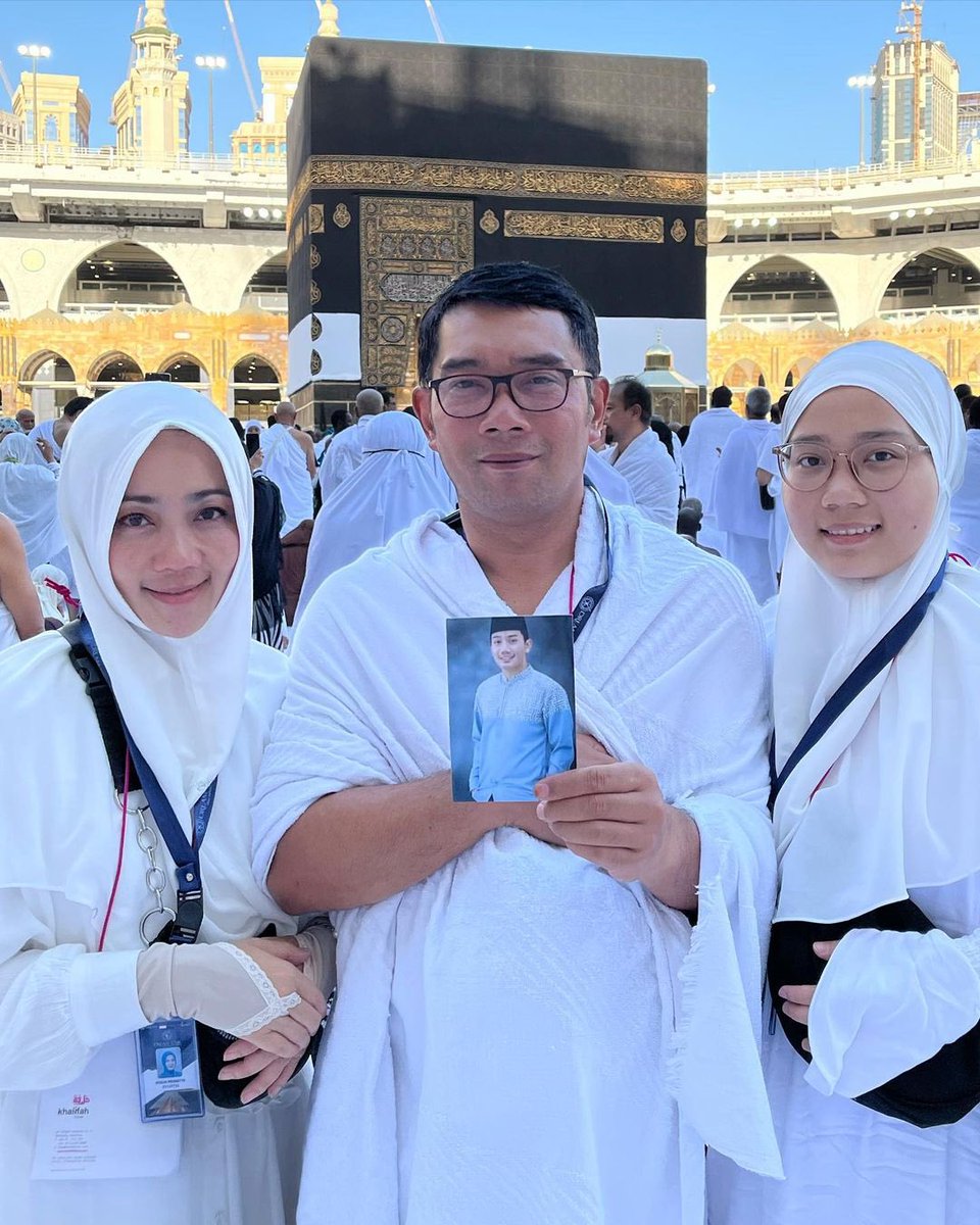 Dear Eril,

Ini fotomu saat simulasi manasik haji di TK dulu.

Meski mamah berharap kamu bisa melakukannya sendiri satu saat nanti, namun takdirlah yang ternyata mempercepat dan mengantarkan hajimu di tahun ini, melalui perantaraan ayahmu.

Tunai sudah rukun islammu kini…