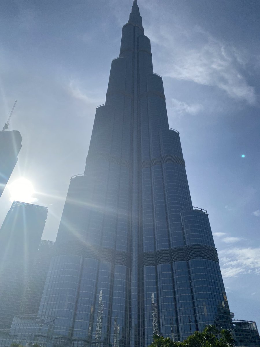 notAdeadCatAMC's tweet photo. You don’t realize how tall it is until you’re standing next to it. #BurjKhalifa https://t.co/0ckC3PylEC