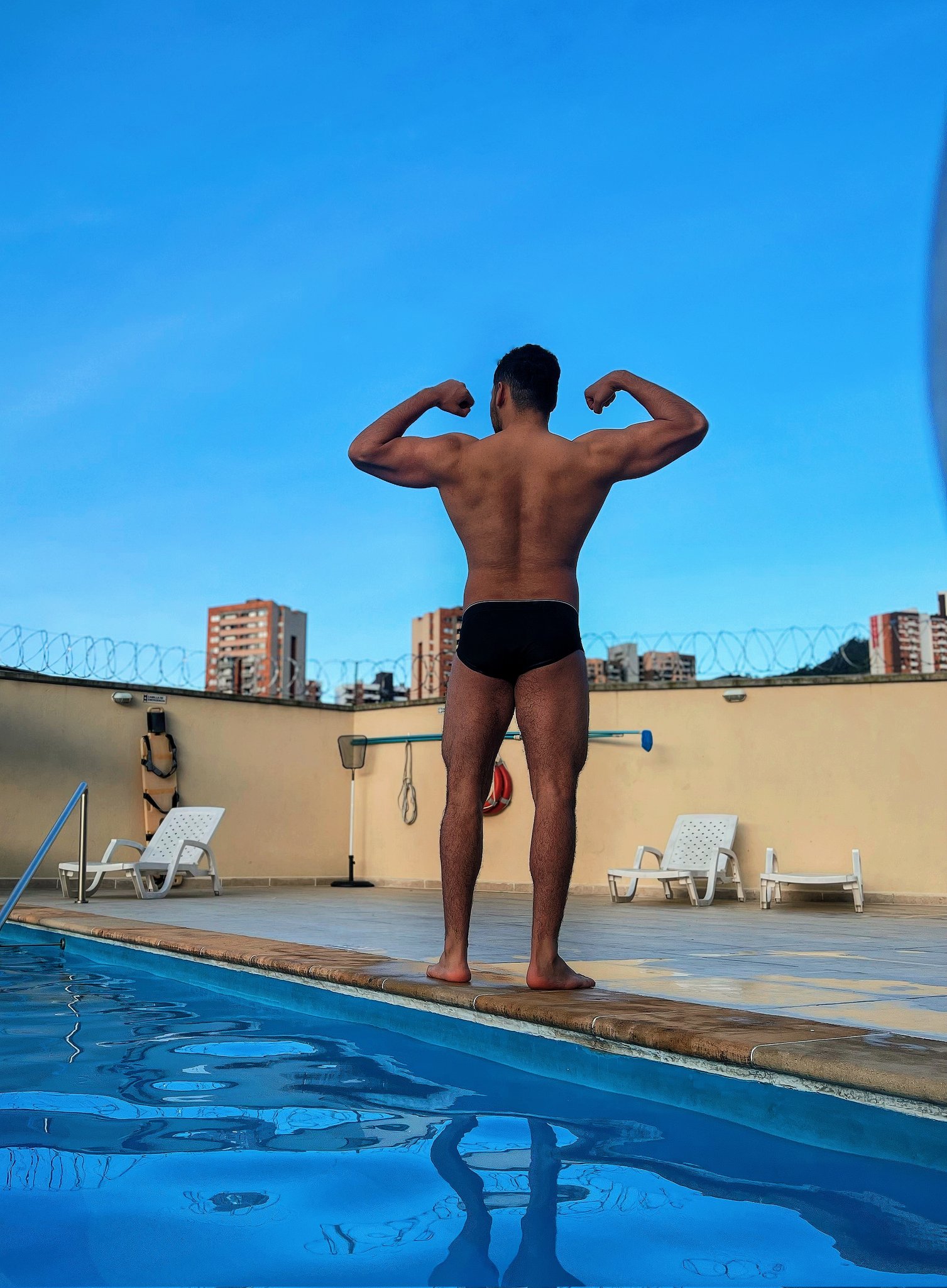 Such a beautiful day, had to swim?https://t.co/7E0ibX9jDu https://t.co/jbWyPxIGSi