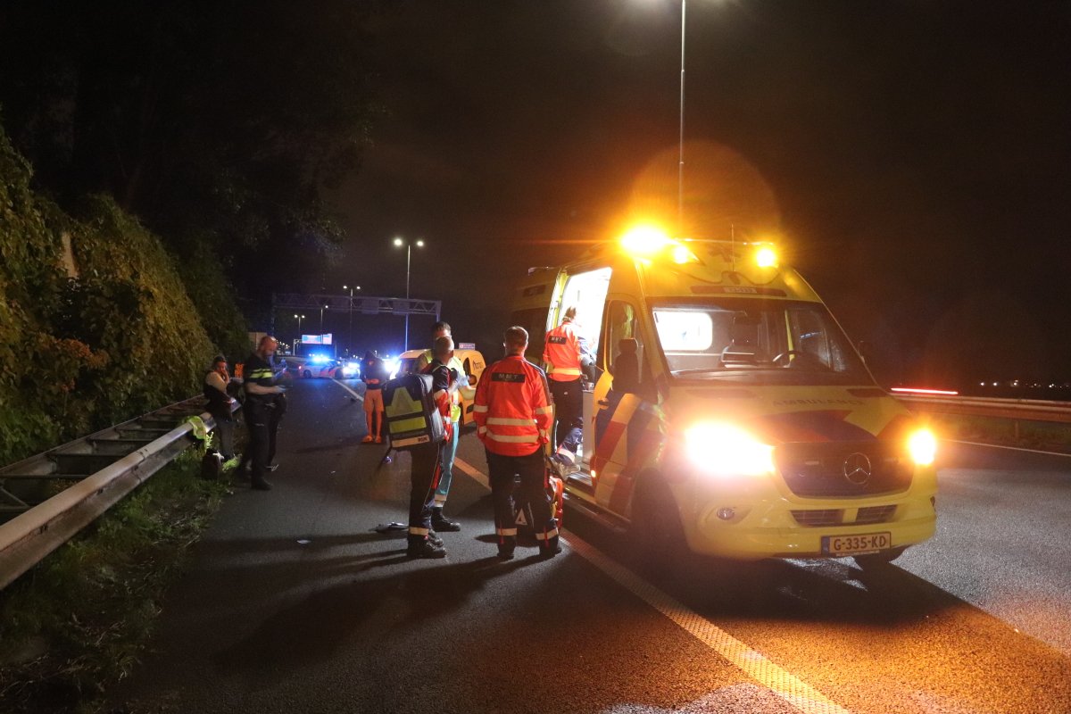 martindamen58's tweet photo. #Amsterdam_noord. #Automobilist laat #bromfietser gewond achter bij #verkeersongeval op #A10 Re Ringweg-Noord thv hmp 1,7 #Amsterdam vannacht om 2.14 uur. Betrokken deelauto leeg aangetroffen tegen vangrail toerit #S116. #Lifeliner 1. PH-TTR landde op #A10. @POL_Infra_AD ter pl. https://t.co/5S6xxVcEhn