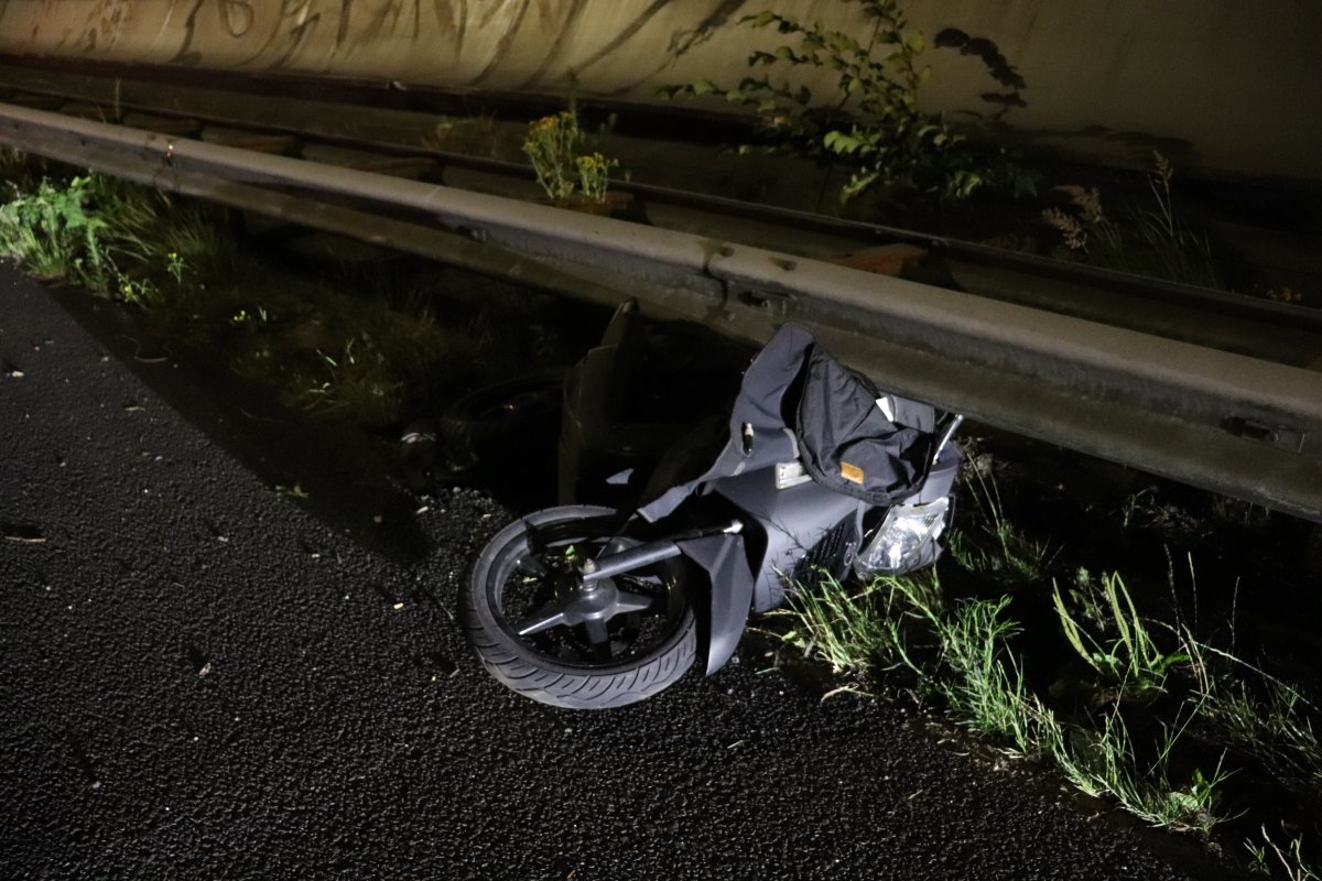 martindamen58's tweet photo. #Amsterdam_noord. #Automobilist laat #bromfietser gewond achter bij #verkeersongeval op #A10 Re Ringweg-Noord thv hmp 1,7 #Amsterdam vannacht om 2.14 uur. Betrokken deelauto leeg aangetroffen tegen vangrail toerit #S116. #Lifeliner 1. PH-TTR landde op #A10. @POL_Infra_AD ter pl. https://t.co/5S6xxVcEhn
