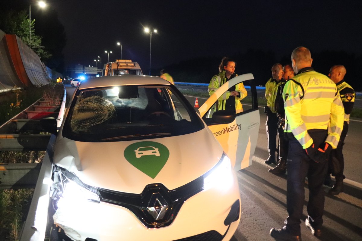 martindamen58's tweet photo. #Amsterdam_noord. #Automobilist laat #bromfietser gewond achter bij #verkeersongeval op #A10 Re Ringweg-Noord thv hmp 1,7 #Amsterdam vannacht om 2.14 uur. Betrokken deelauto leeg aangetroffen tegen vangrail toerit #S116. #Lifeliner 1. PH-TTR landde op #A10. @POL_Infra_AD ter pl. https://t.co/5S6xxVcEhn