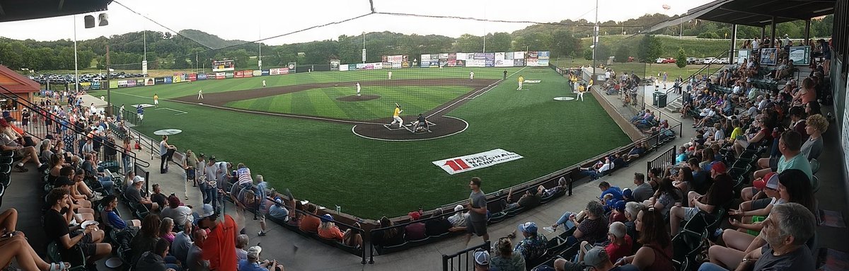 BobBurr94897186's tweet image. Just another Saturday night in River Falls 
@fightingfishRF 
@OsceolaBraves 
@TownBallTuesday 
@RatsHudson