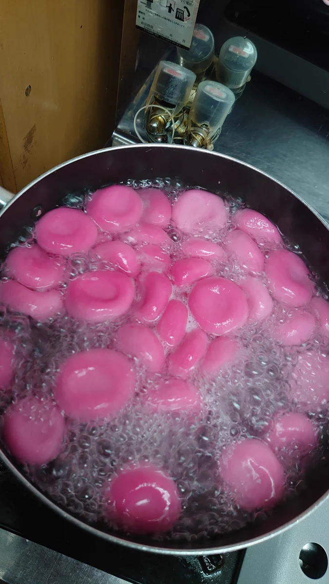【悲報】ピンク色の白玉を作っていたら赤血球になっちゃった……