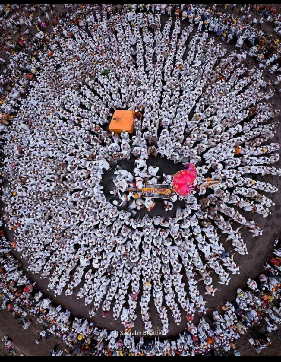 _प्रस्थापित व्यवस्थेला सुरुंग लावून उच्चनीच विचारांवर वार-करणाऱ्यांचा तु वारकरी संप्रदाय झाला विठ्ठला.....!_

#आषाढीएकादशी2022