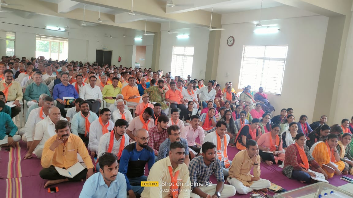 उतर गुजरात प्रांत की दो दिवसीय बेठक के दूसरे दिन आज <a href="/VHPDigital/">Vishva Hindu Parishad -VHP</a> के कार्यकारी अध्यक्ष माननीय आलोकजी का मार्गदर्शन मिला 🕉️🚩 <a href="/AlokKumarLIVE/">Alok Kumar Sr. Advocate</a> 
#hindutvawarriors