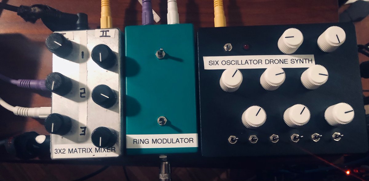 6 x square wave generator, 3 x 2 matrix mixer, piano (not in photo) and ring modulator. Created a nice buzz reminiscent of Stockhausen’s “Mantra”  🎛  🔉 🔬 🕉
#handmadeelectronics #experientalaudio #rucci #klingklang