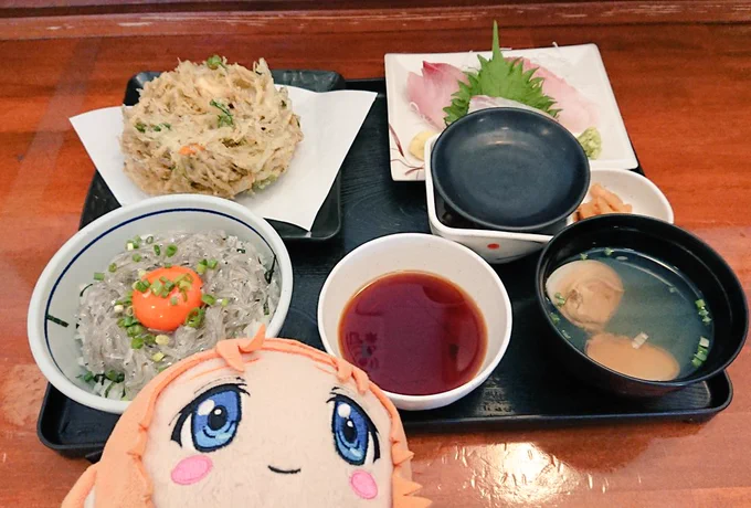 まずはかあちゃんのお店でスペシャル御膳を頂きました✨
そしてずっと食べたかった、メロンフロートを優雅にお絵描きしながら頂きます🍈✨ 