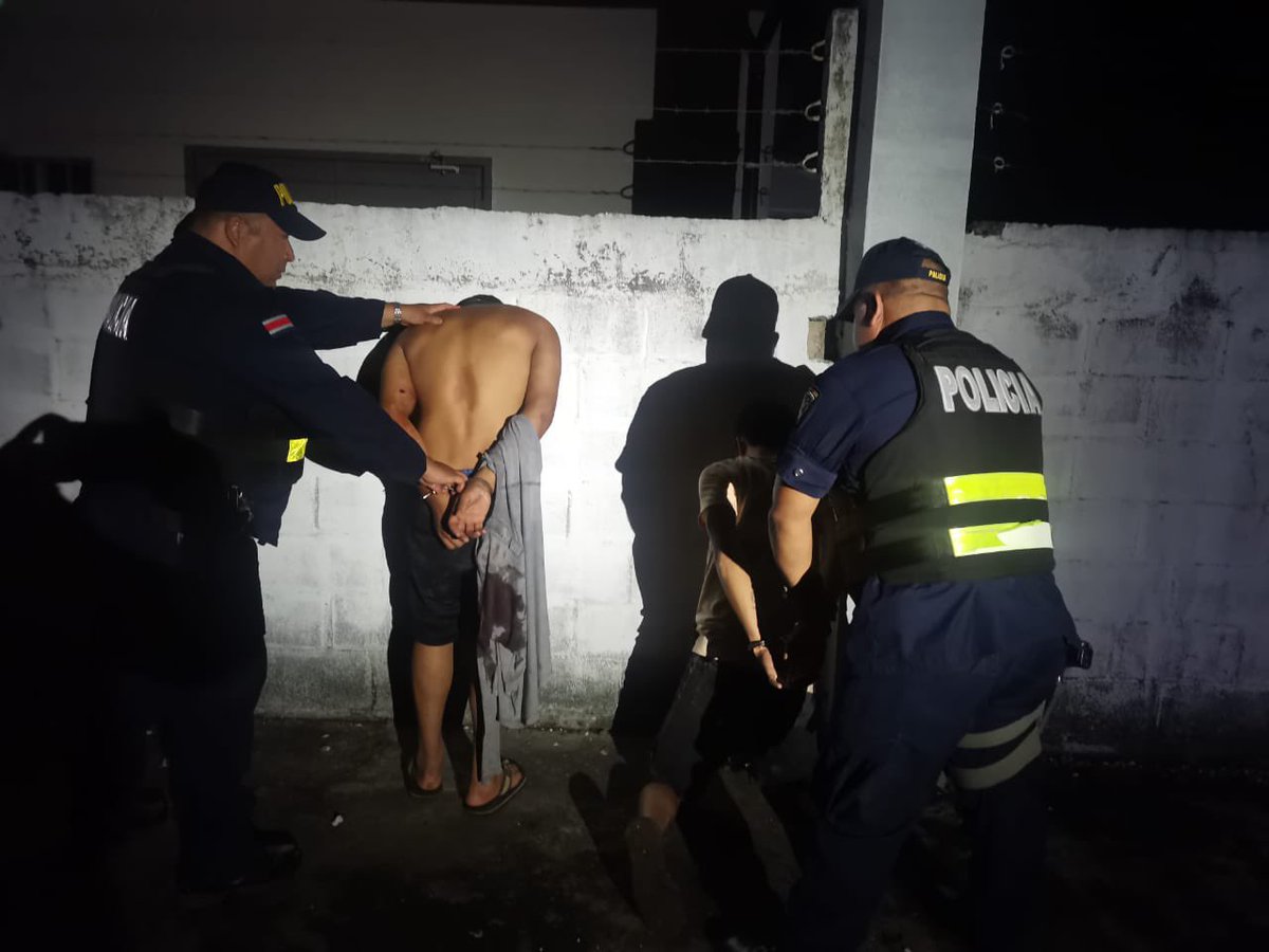 #SantaCruz #Huacas <a href="/fuerzapublicaCR/">Fuerza Pública CR</a> captura dos personas y decomisa armas de fuego y municiones relacionados con caso donde fallecen 5 personas dentro de una vivienda información en proceso