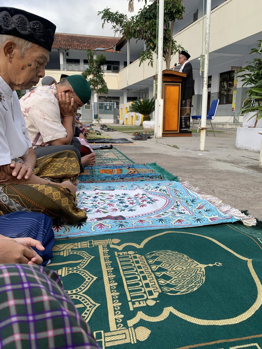 mistcloud's tweet photo. Pelaksanaan Sholat Iedul Adha 1443 H, di halaman Yayasan Darussalam Wanaraja Garut, imam &amp; khatib langsung oleh Ketua Yayasan Kyai Haji Cecep. https://t.co/0BG2iM9lcB