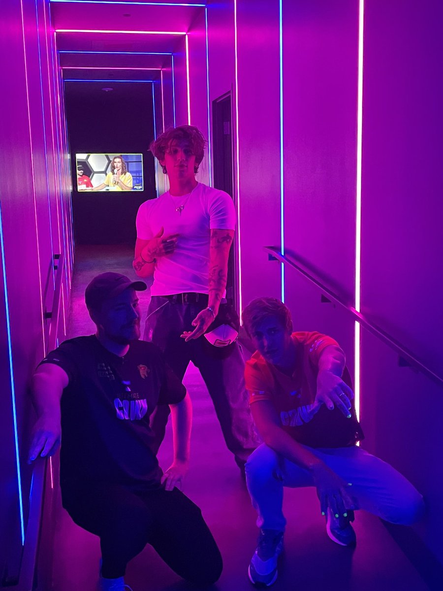 vinniehacker's tweet image. the most random but best boy band picture of 2022