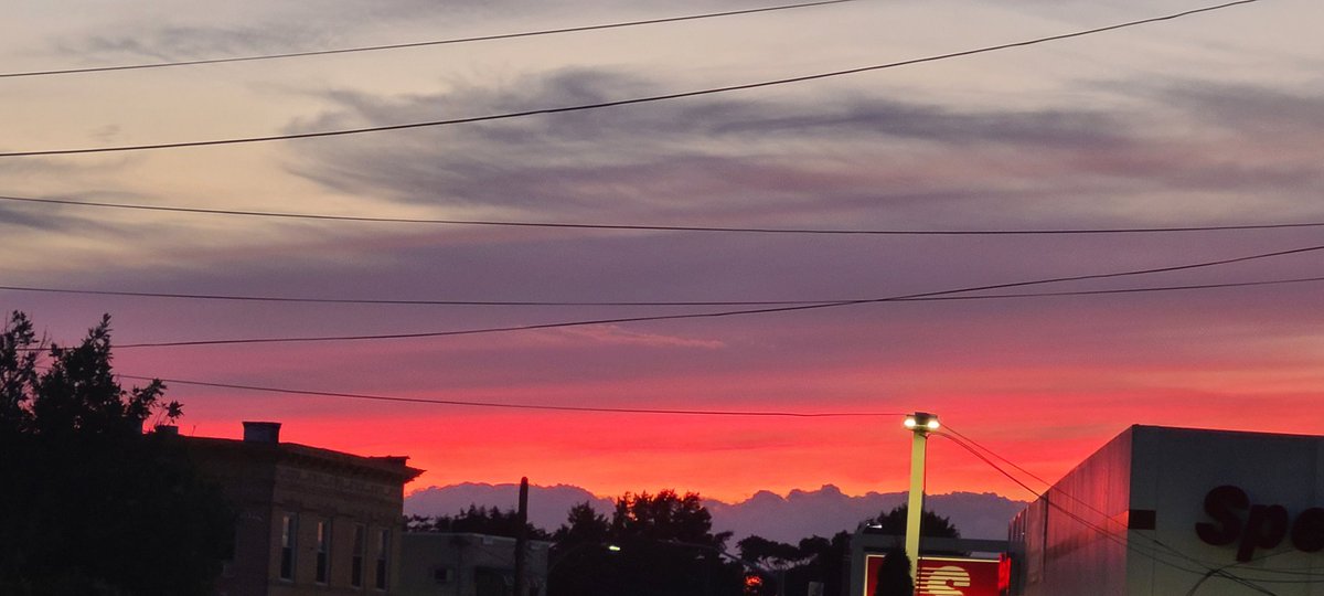 GraceC4David's tweet photo. Beautiful Sunset over NYC. The ppl who have roof top reservations have a beautiful view tonight. Oh & those aren't mountains on the horizon. Those r clouds #SunsetNYC https://t.co/Q4barjzPrT