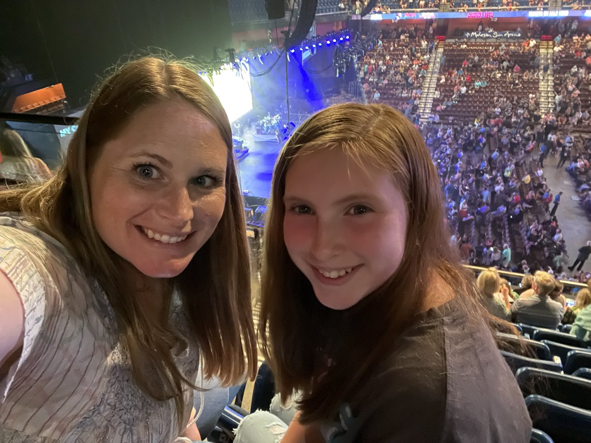 jessiedford's tweet photo. Her first @barenakedladies show 🙌🏻 #startemearly https://t.co/6Fh7ubuhgD
