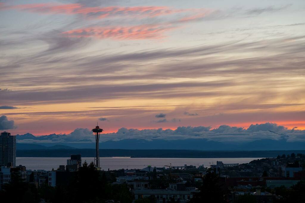 Tele ➡️ Wide
.
.
#sunset #seattle #spaceneedle #sunsetlovers #leicam #leicam10 #elmarit90mmf28 #heliar15mm #leicaphotography #leicawomen