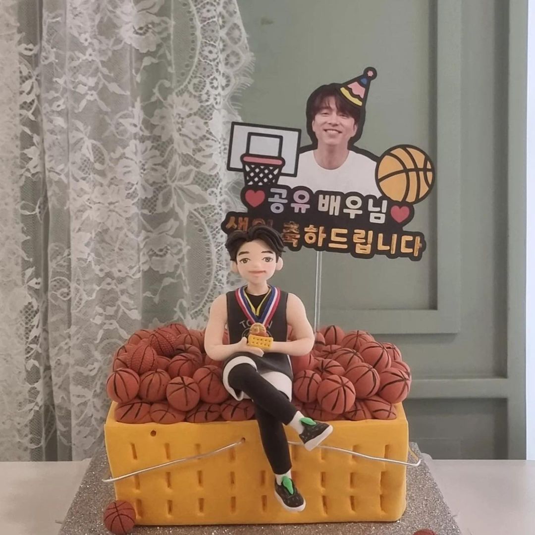 jicheoling's tweet photo. Cute cake!

Reposted from @ yayoo_gy
농구공씨, 생일 축하합니다❤️

@gongyoo_official

 #gongyoo #孔劉 #gongyoohk #actorgongyoo #ggong #공유 #꽁 #공지철 #공지철💕#孔地哲 
#gongjichul #actorgongyoo #コンユ

#GongYooDay https://t.co/ko030WGcga