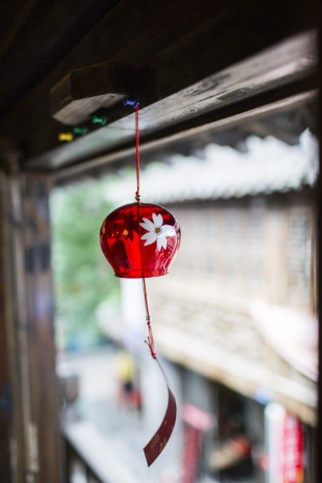 izumi_narrative's tweet image. The refreshing sound of the wind bell is one of the characteristics of summer in Japan.
仏教と共に伝来したとされる「風鈴」。音の聞こえる範囲は聖域とされ、当時は魔除けとしてお寺の四隅に吊るされたそう。今は住宅事情・音の問題でしょうか、涼しげな風鈴の音もめったに聞かなくなりました