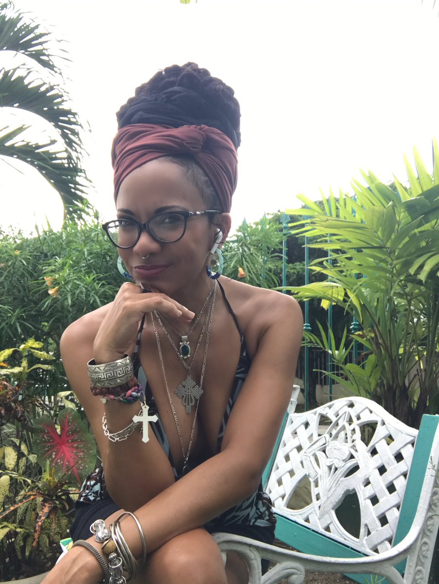JBonterre's tweet photo. SiddongPonMe liKe yuh faVorite chair..
🌹#EmpressJeanille
🇯🇲#BLACKSTATESATURDAY
🏁#BLACKSTATEWEEKENDZ
#SPICEDNETWORK🌿 https://t.co/16WnMj7nE4