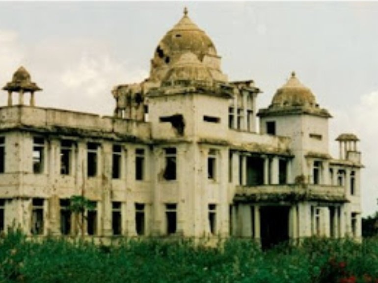 ManikkageYasuni's tweet image. I take this moment to remember Lasantha.
Lasantha Wickrematunge.
An intellect.
And I take this moment to remember The library.
Jaffna Public Library.
An intellectual reservoir.
Loved by millions.
Missed.
Never forgotten.