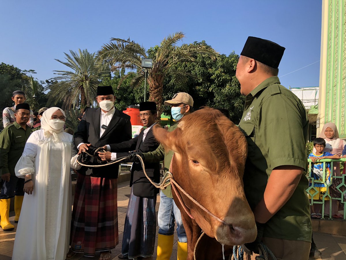 mas_triadhianto's tweet photo. Selamat Hari Raya Idul Adha 1443 H. Mari kita maknai pesan keteladanan keluarga Nabi Ibrahim AS.

Jadikan momentum ini utk kita saling berbagi, dan membangkitkan kembali rasa empati kita kepada sesama sehingga menjadi keberkahan dlm meningkatkan ketaqwaan kita kepada Allah SWT. https://t.co/xzOL19Pqmy