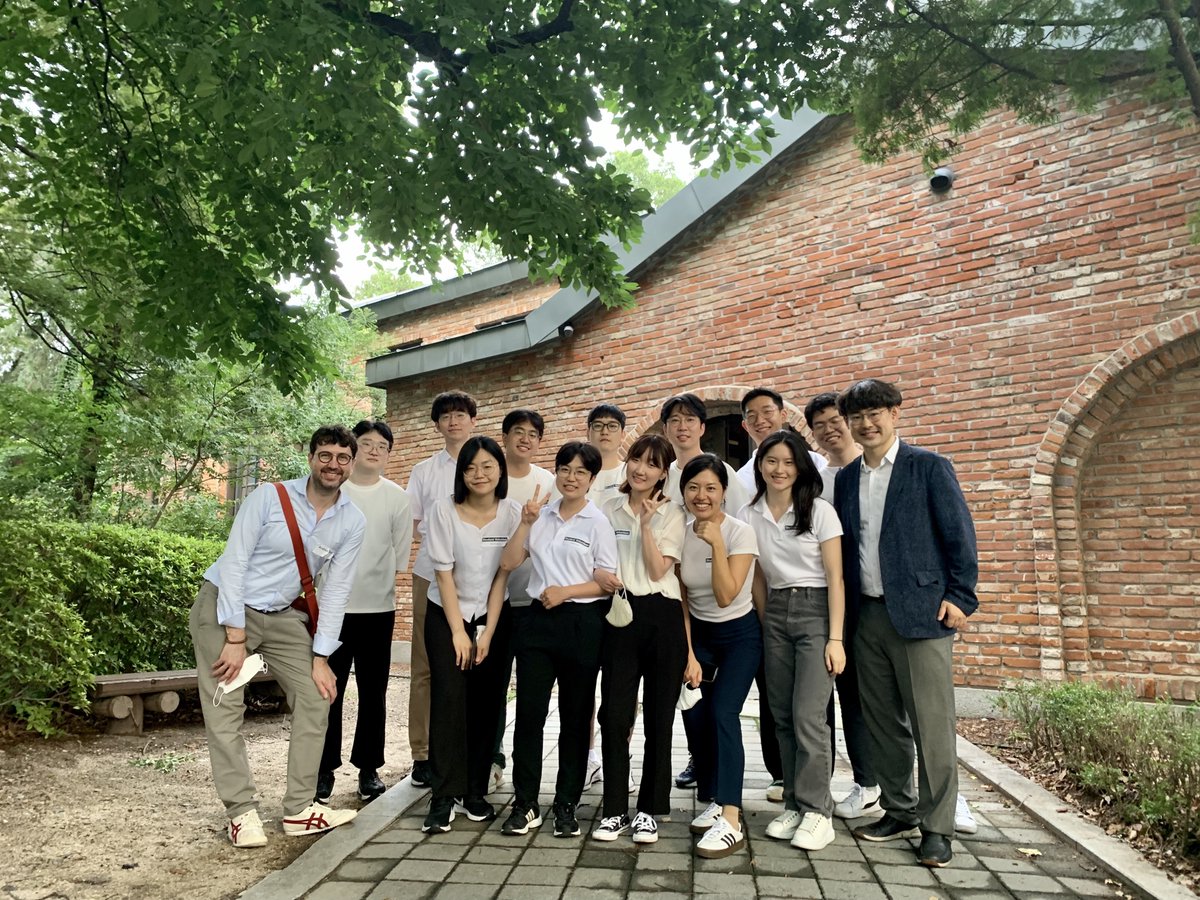 hyunggu's tweet photo. After a @sigchi Korea local chapter summer event at @USeoul, a special thank you to our awesome #StudentVolunteers wearing white t-shirts for making this event happen! #hcail #MAKinteract #자작마루 https://t.co/YsQpvlvxkE