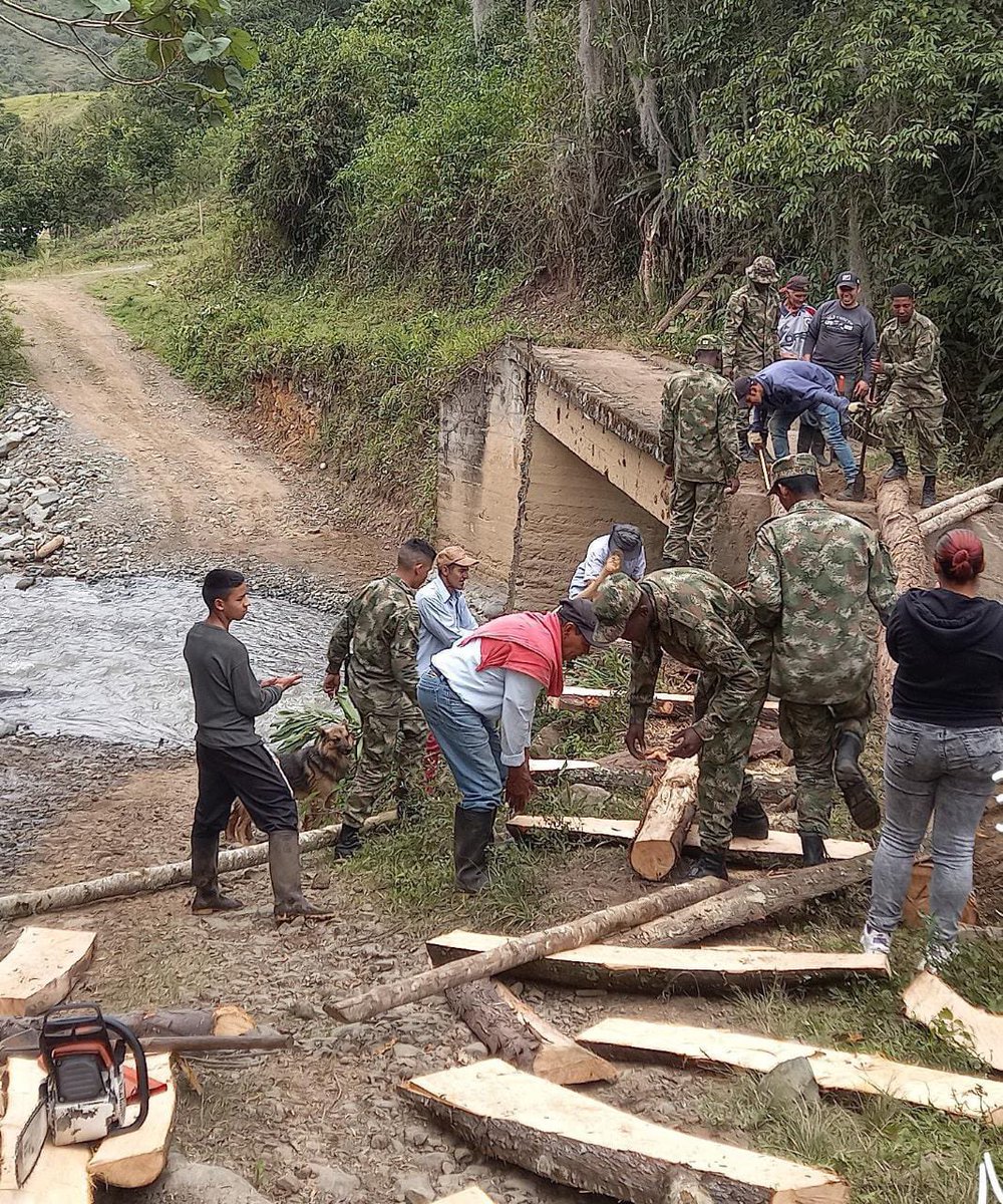Caracol_Cali's tweet photo. #CaracolInforma | En el corregimiento de Crucero Nogales de Buga, #Valle, soldados del Batallón de Artillería N.º 3 de la #TerceraBrigada del @Ejercito_Div3 junto a la comunidad, restauraron un puente que había sido destruido por la ola invernal hace 20 días.
Via @MaironNoticias https://t.co/tmi3A3i7ul