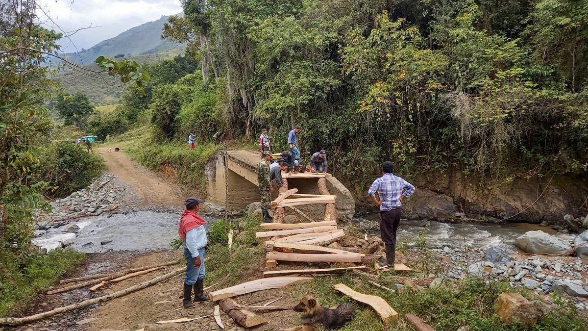 Caracol_Cali's tweet photo. #CaracolInforma | En el corregimiento de Crucero Nogales de Buga, #Valle, soldados del Batallón de Artillería N.º 3 de la #TerceraBrigada del @Ejercito_Div3 junto a la comunidad, restauraron un puente que había sido destruido por la ola invernal hace 20 días.
Via @MaironNoticias https://t.co/tmi3A3i7ul