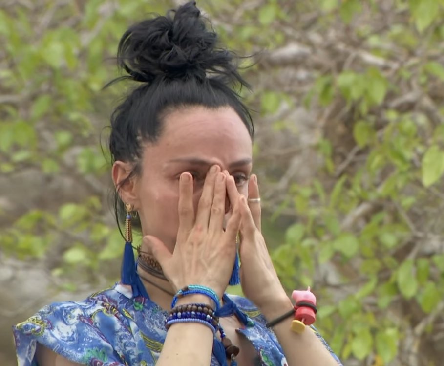 Samm43_'s tweet photo. Para las que decían que Ivonne nunca se acordó de el juguete de su hija y que Copió a la otra con la liga aquí está Ivonne en la isla con el juguete de su hija en la mano. #LCDLF2 😘 https://t.co/NMccKMlUp6