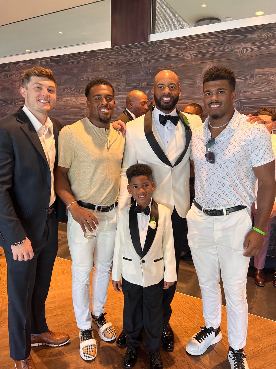 Some #Arkansas #Razorbacks, current and former, there to watch Coach get married today. Wish he and his wife a very long, happy life together.