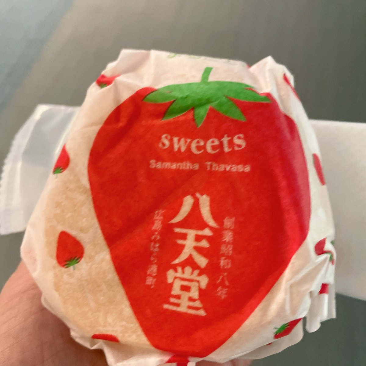 satopea's tweet photo. サマンサタバサ限定 まるごと苺のスイーツバーガーめっちゃおいしい https://t.co/zdSEYu1cDU