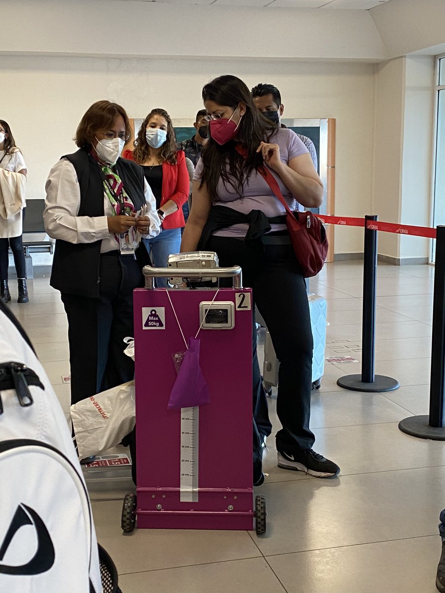 kdbitchkd's tweet photo. @viajaVolaris pésimo gusto de Volaris pesar las maletas en plena fila y hacerle las observaciones y cobro x exceso, podrían instalar un módulo más eficiente con mayor clase. https://t.co/1JmRHzqrNe