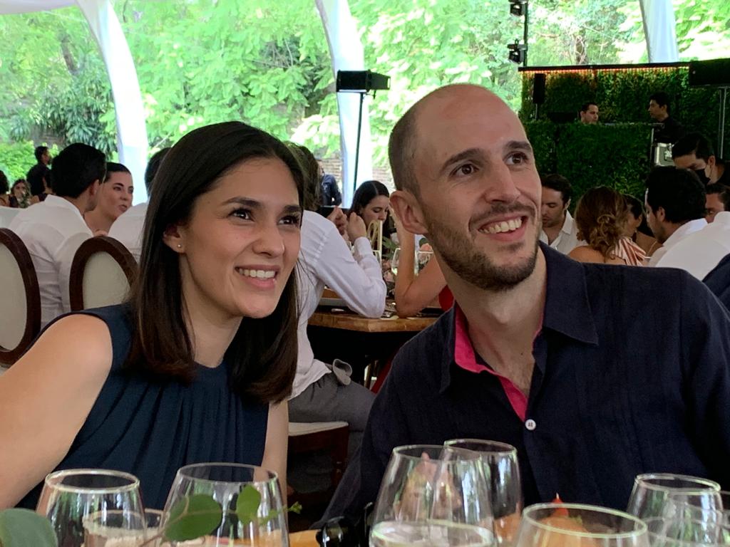 Yo, pensando qué sentira mi esposa de estar casada con el más guapo de la boda