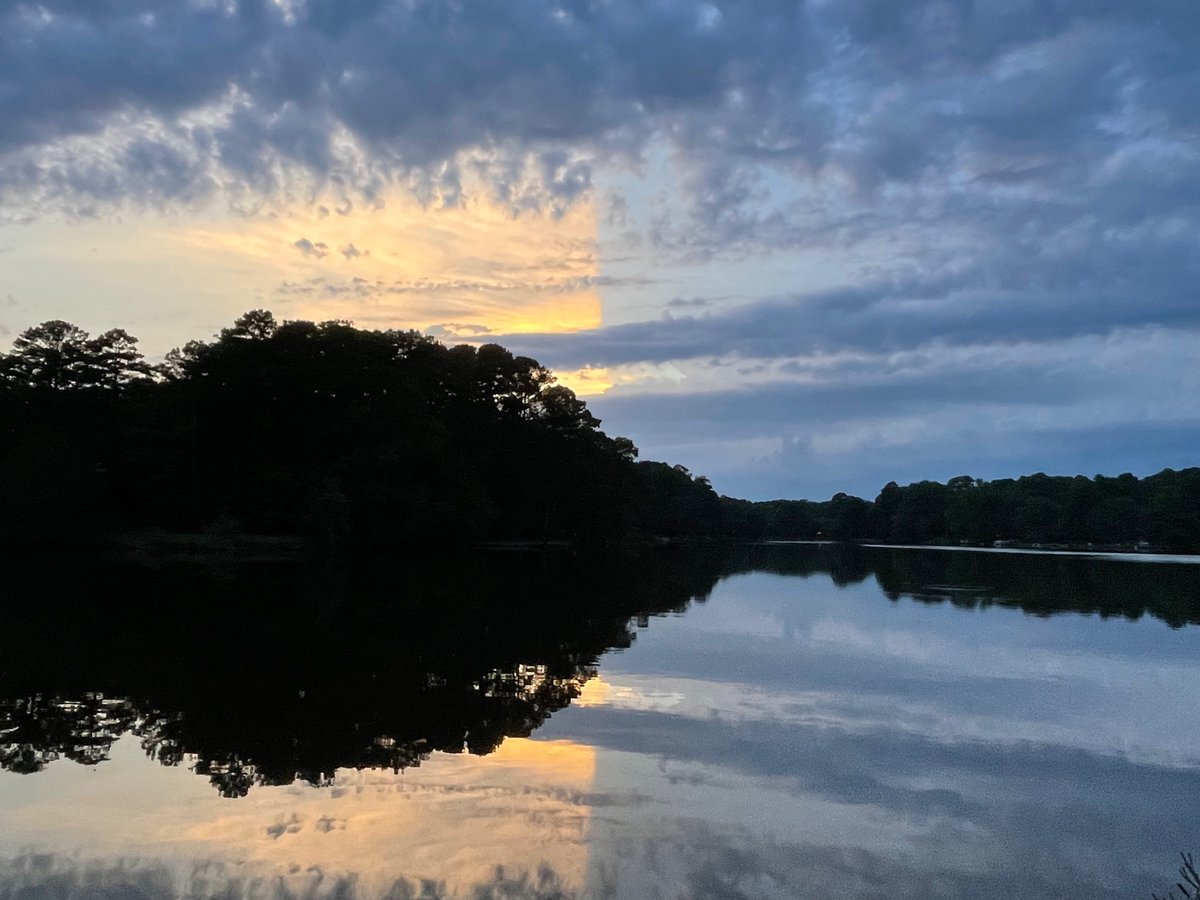 Jabus4's tweet image. Very odd sunset with approaching line of storms. Looking west from Natchez Trace. #nofilter @DHartman_WAPT @nws