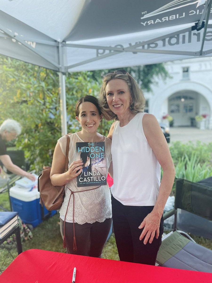 Got to meet one of my favorite authors! <a href="/LindaCastillo11/">Linda Castillo</a>