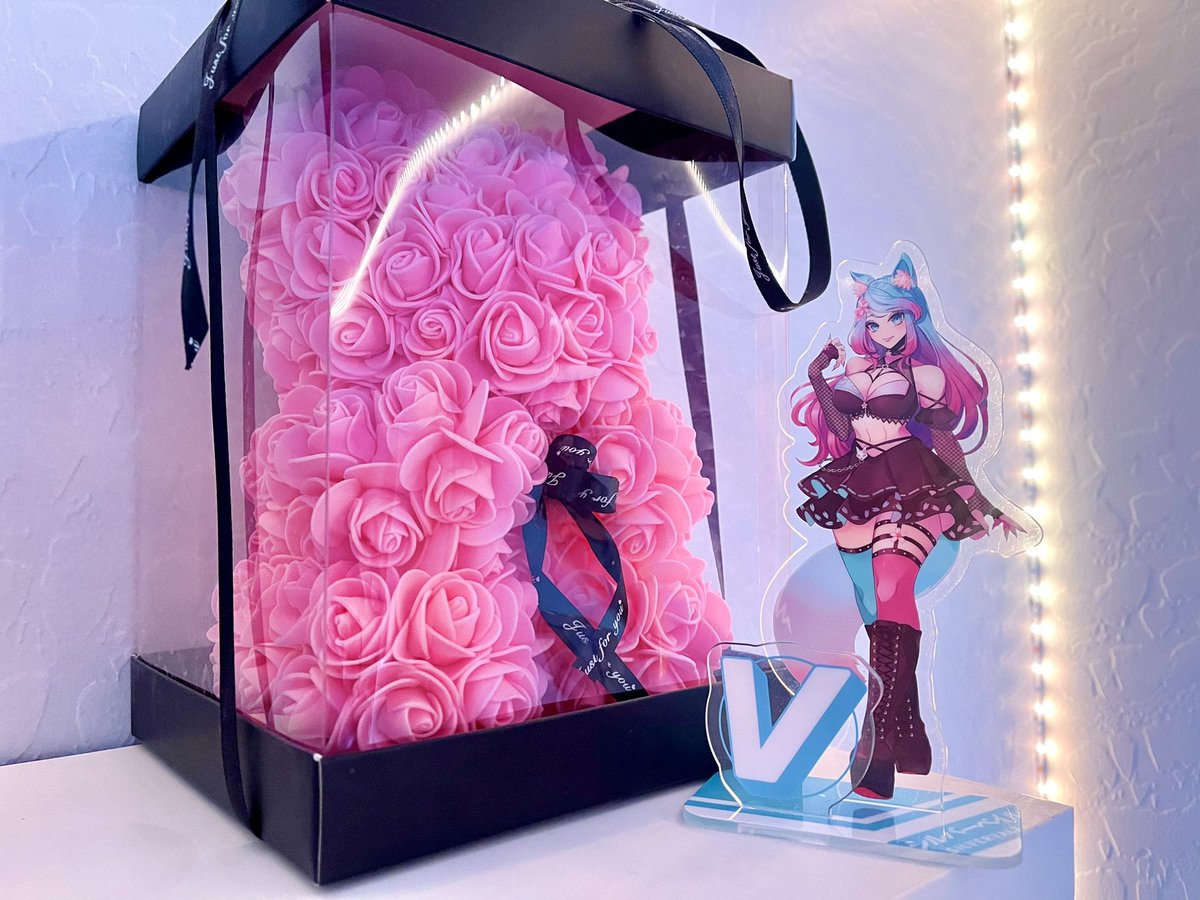 Jaimais_vu's tweet photo. @_Silvervale_ @VShojoOfficial Ajdhsjjfksh aahh!! Thank you so much!! 🥹 I love you! You’re amazing and wonderful, keep doing your amazing stuff!! I will support youuu 💖🌸!! The box has a bear made of roses!! https://t.co/UqYnp3tLAF