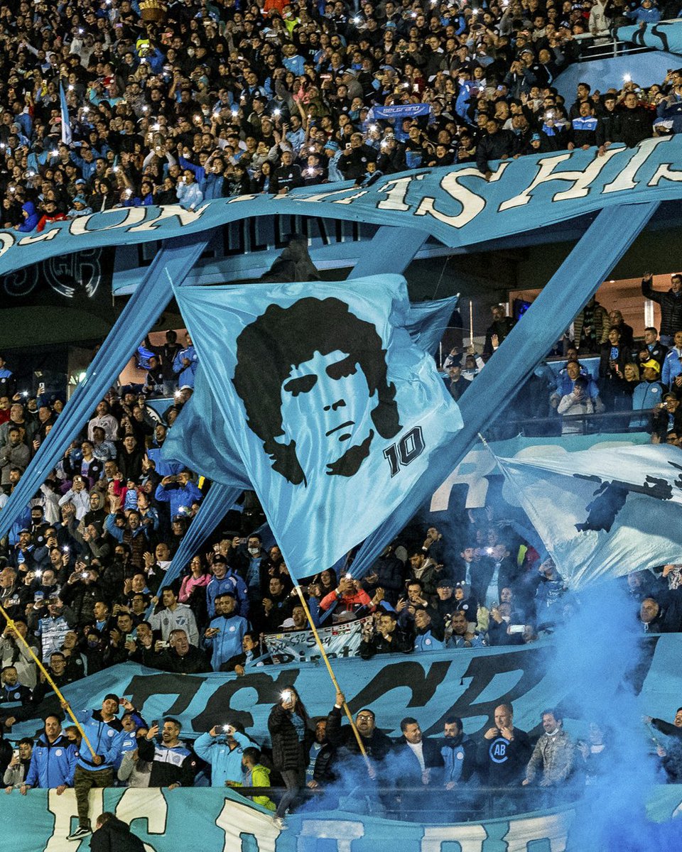 ⚽#UnDíaComoHoy de 1986, a días de salir Campeón del Mundo en México, 🏆🇦🇷 Diego Armando #Maradona se ponía la celeste para un amistoso en Córdoba. 

Aquella jornada histórica quedó inmortalizada en esta imagen, eterna como el amor del pueblo pirata por el 🔟.

#DiegoEterno