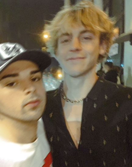 bananirouxd's tweet photo. sali a cenar a palermo y me cruce a ross lynch xd https://t.co/gOJ36DBrfh