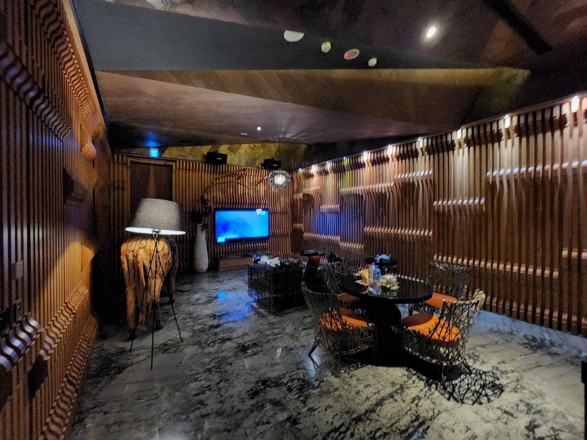 jerrylinbdsm's tweet photo. 看裝潢紀錄

水舞行館 KTV 房，KTV可以唱到12點。

假日住宿6千多，裝潢非常有質感，房間還有一隻大木馬。

浴缸很大泡澡超舒服。 https://t.co/Fz8OIqIAq3