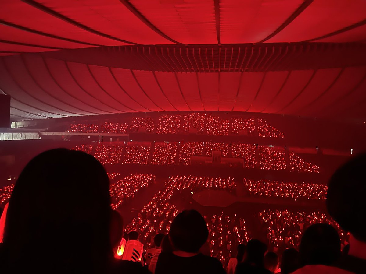 1221BBY's tweet photo. just looks like a                                 what the fck
normal concert                                 this is konfire https://t.co/rmFmer2EI9