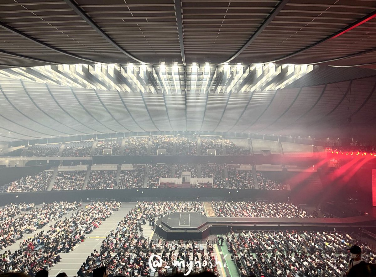 1221BBY's tweet photo. just looks like a                                 what the fck
normal concert                                 this is konfire https://t.co/rmFmer2EI9
