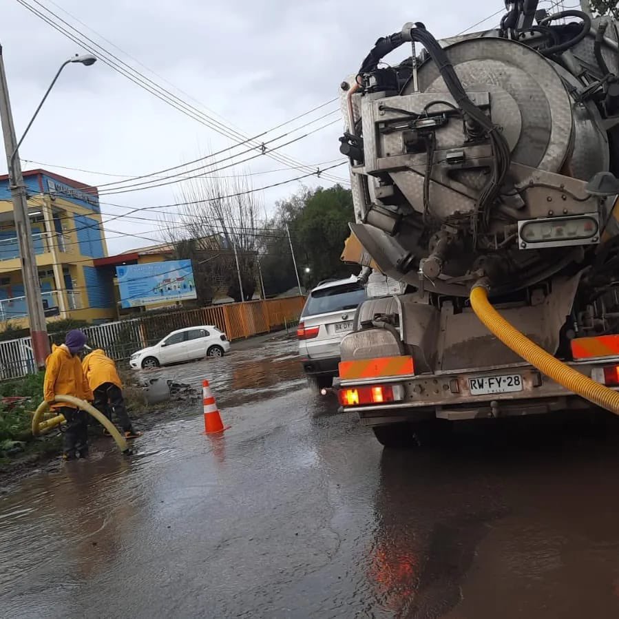 ServiuRM's tweet photo. Durante este día nos hemos desplegado en diversos puntos de la #RM para dar respuesta al frente de mal tiempo. Cuadrillas a cargo de equipos #ServiuRM, provistos de motobombas y camiones hidrojet, han trabajado con la prioridad de resguardar a las personas y los lugares habitados https://t.co/m41SnWu01m