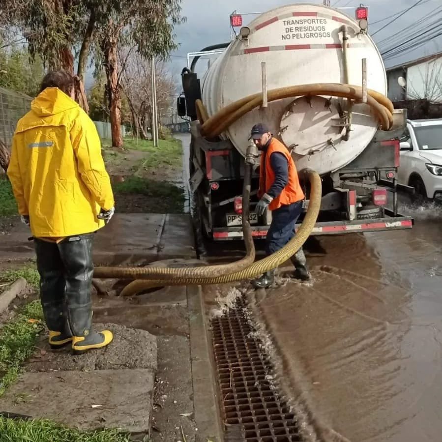 ServiuRM's tweet photo. Durante este día nos hemos desplegado en diversos puntos de la #RM para dar respuesta al frente de mal tiempo. Cuadrillas a cargo de equipos #ServiuRM, provistos de motobombas y camiones hidrojet, han trabajado con la prioridad de resguardar a las personas y los lugares habitados https://t.co/m41SnWu01m
