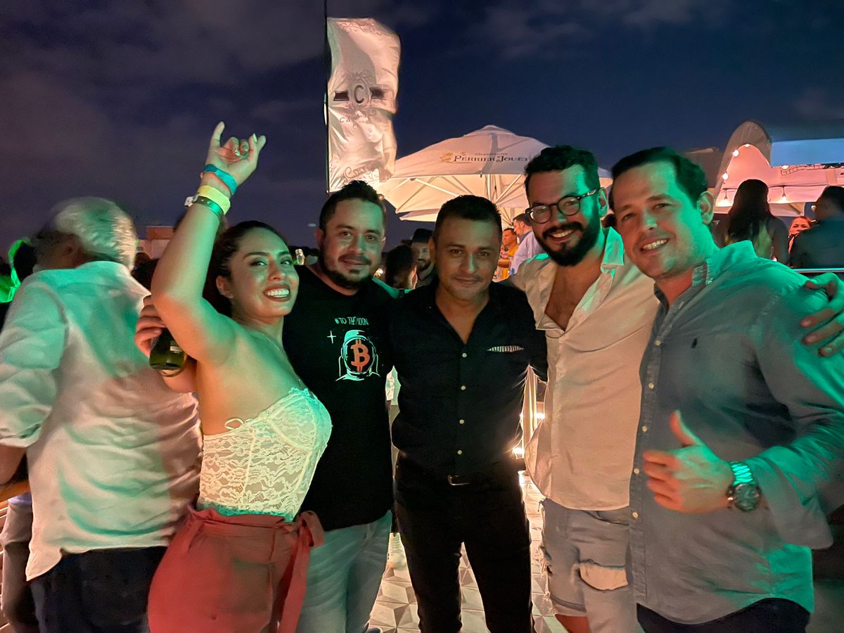 Ustedes no se imaginan lo que significa esta foto para mí. Uff mucho poder cripto (obviamente de ellos, no por mi 😂😂), en esta foto
Gracias por este momento muchachos!! 

<a href="/LOReBitcoin/">Lorena Ortiz</a> ₿🇲🇽   <a href="/juanbiter/">Juan Rodríguez</a> ₿ 🇨🇴 <a href="/elianhuesca/">Elian Huesca</a> #NFT <a href="/jjrodriguez180/">Juan Jose</a> 🇵🇦