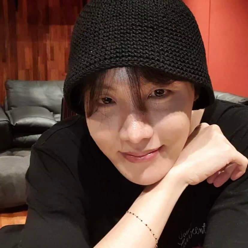 95Mthv's tweet photo. ููุญูู ู
ุงุชุฎุทูุช ููุจ ููุง ุนูููู ุถุญูุชู ููุดู ููู ูุฌูู ุงูุฏุงู ุจููุดู ุญุจูุจู3>>
#JackInTheBox
#JackInTheBoxIsComing
#jhope
#MoreByjhope
#MOREOutNow @BTS_twt https://t.co/rYtNe7xEai