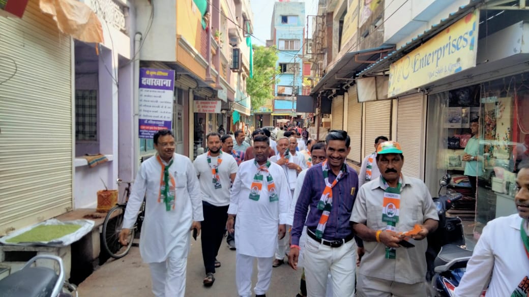Cpmittal_INC's tweet photo. म. प्र. में स्थानीय निकाय चुनावों के प्रचार अभियान के तहत सुजालपुर विधानसभा के नगर पालिका परिषद के वार्ड 20 की प्रत्याशी श्रीमती नीतू खेमराज यादव जी के समर्थन में जनसंपर्क कार्यक्रम में शामिल हुआ और स्थानीय मतदाताओं से कांग्रेस के समर्थन में वोट करने की अपील की..1/2

@INCMP https://t.co/bys7mSyPUc