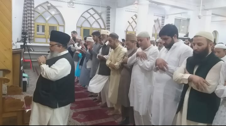 ddnewsSrinagar's tweet photo. Devotees offer namaz at Jamia Masjid Ahlihadith  #Gawkadal on the occasion of #EidAlAdha https://t.co/7zkB4UWhWv