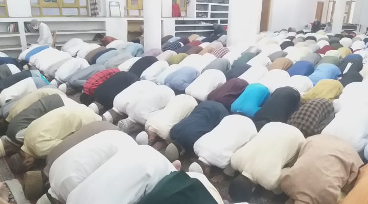 ddnewsSrinagar's tweet photo. Devotees offer namaz at Jamia Masjid Ahlihadith  #Gawkadal on the occasion of #EidAlAdha https://t.co/7zkB4UWhWv