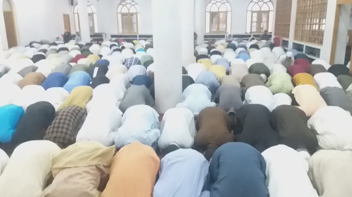ddnewsSrinagar's tweet photo. Devotees offer namaz at Jamia Masjid Ahlihadith  #Gawkadal on the occasion of #EidAlAdha https://t.co/7zkB4UWhWv