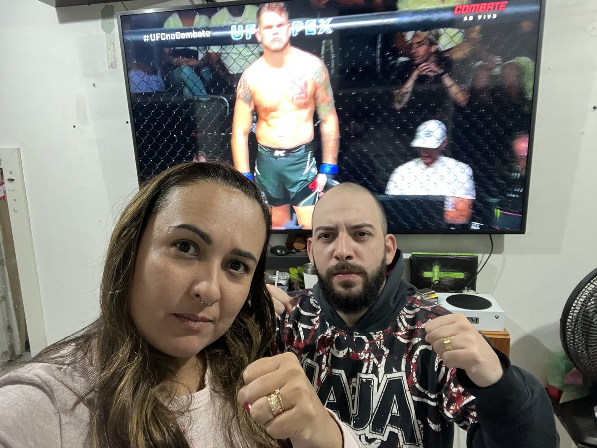 Patytjs2009's tweet photo. #UFCnoCombate    Eu e meu marido Caíque sempre ligados no combate, Mooca belo! https://t.co/ppFrlm09JZ