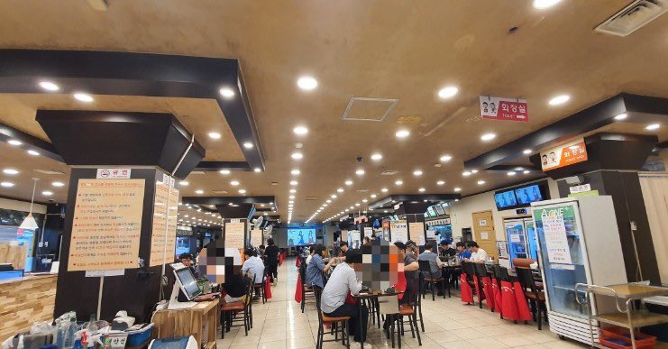 KiAileNYC's tweet photo. OP visited Shindang-dong Tteokbokki Town recently and wrote that she saw #SongJoongKi, Yoo Jae Suk and Hyunbin signatures at the 'I Love Shindang-Dong' tteokbokki restaurant. There are like 60 celebs signatures on display, she recognized three of them https://t.co/Y35QP6Vq5G https://t.co/gOkbmKvSnT